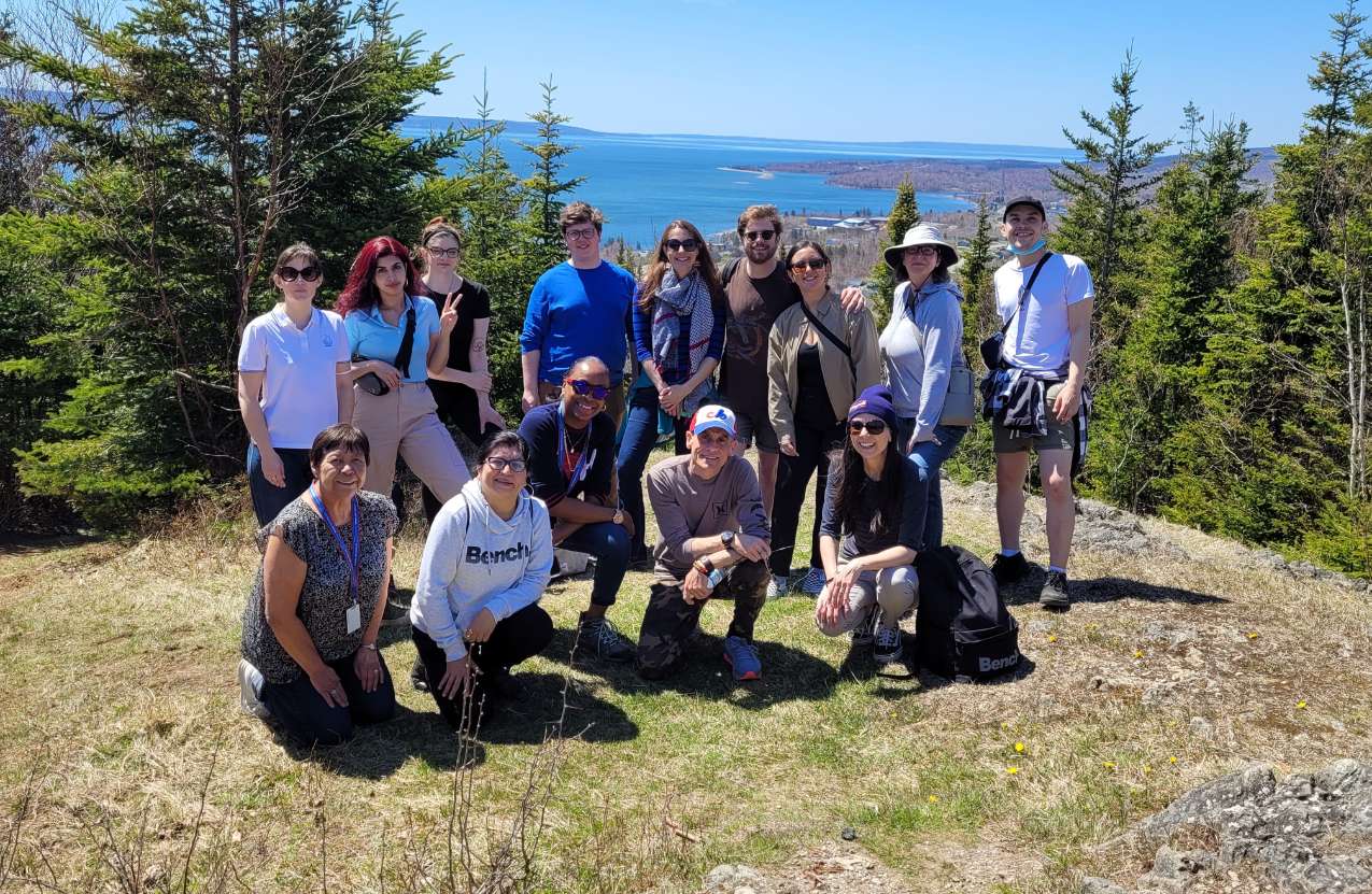 Photo of the 2022 Reporting in Mi’kma’ki class in Eskasoni, with community members. Photo credit: George Paul