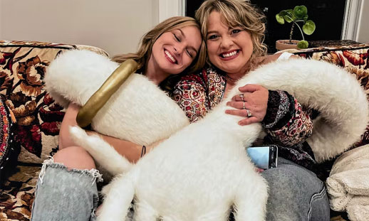  Brooke Chandler and Kiely White sitting on a couch.