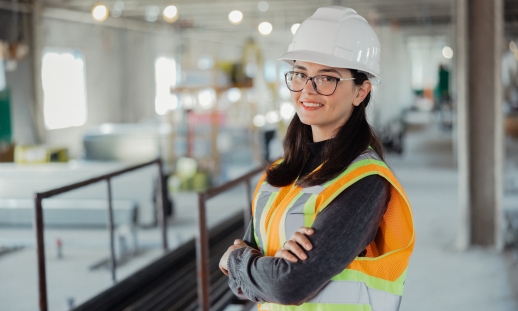 Julliane Corrêa at a construction site.