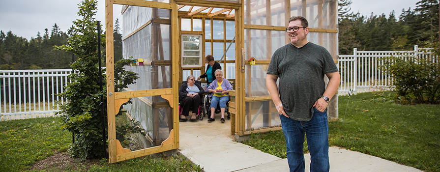NSCC Social Services student leads greenhouse build for retirement home.