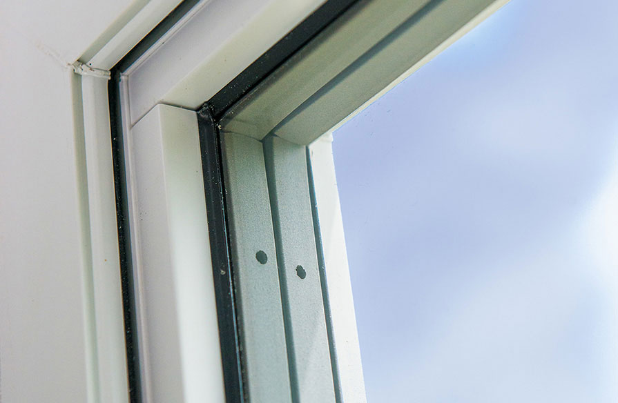 These windows have a higher insulation level than single- or double-glazed windows. This reduces heat transfer across the glass surface, increasing comfort and energy savings. 