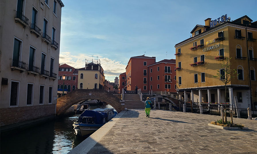 Picture of an urban landscape with a canal and colourful houses